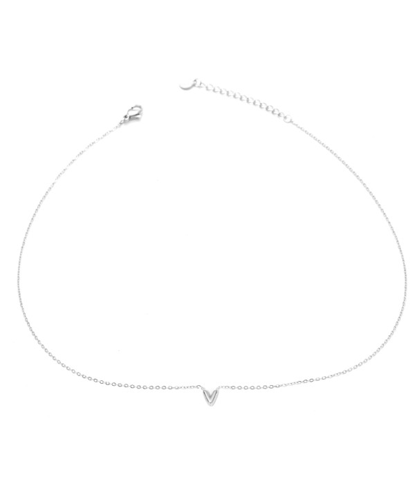 Collar plateado con colgante de letra V