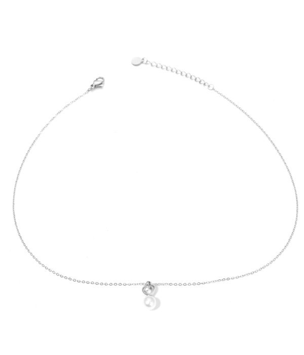 Collar plateado con colgante de forma corazón y perla