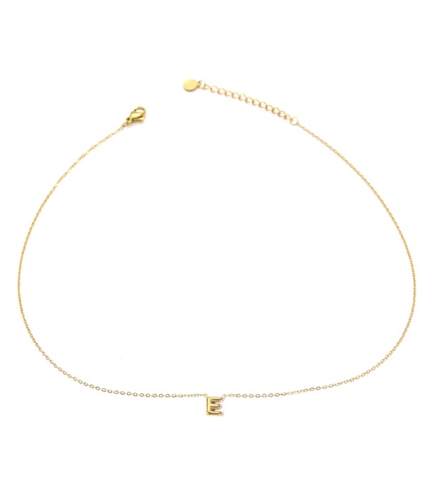 Collar dorado con colgante de letra E
