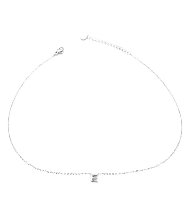 Collar plateado con colgante de letra E