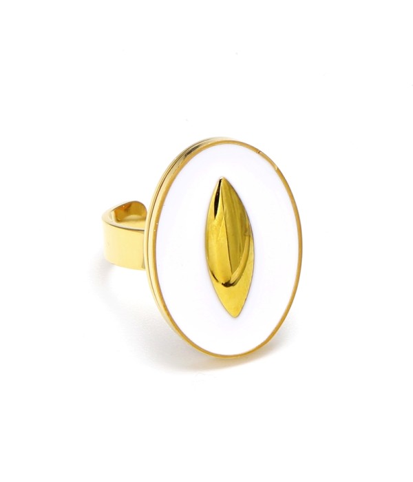 Anillos dorados con pieza de colores en centro