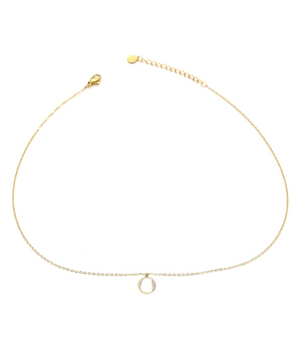 Collar dorado con círculo y detalles en circonitas