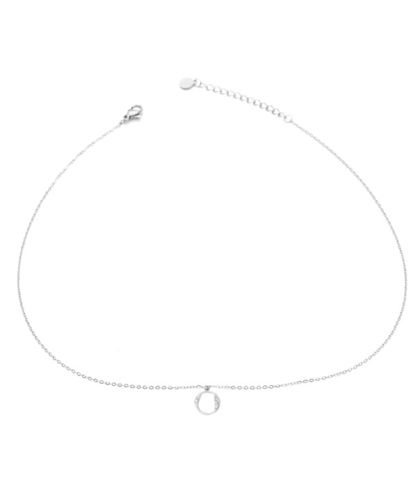 Collar plateado con círculo y detalles en circonitas