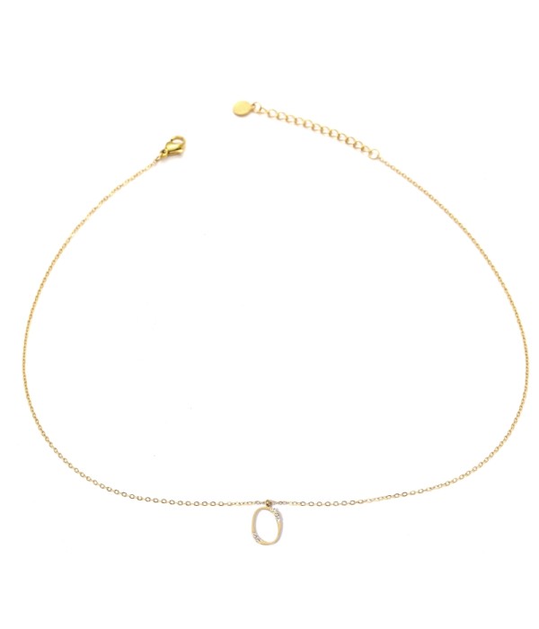 Collar dorado con óvalo y detalles en circonitas