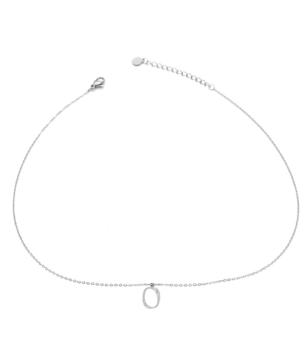 Collar plateado con óvalo y detalles en circonitas