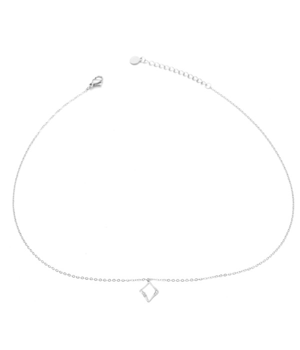 Collar plateado con rombo y detalles en circonitas