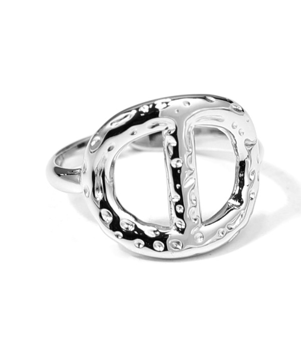 Anillo plateado de D opuestos