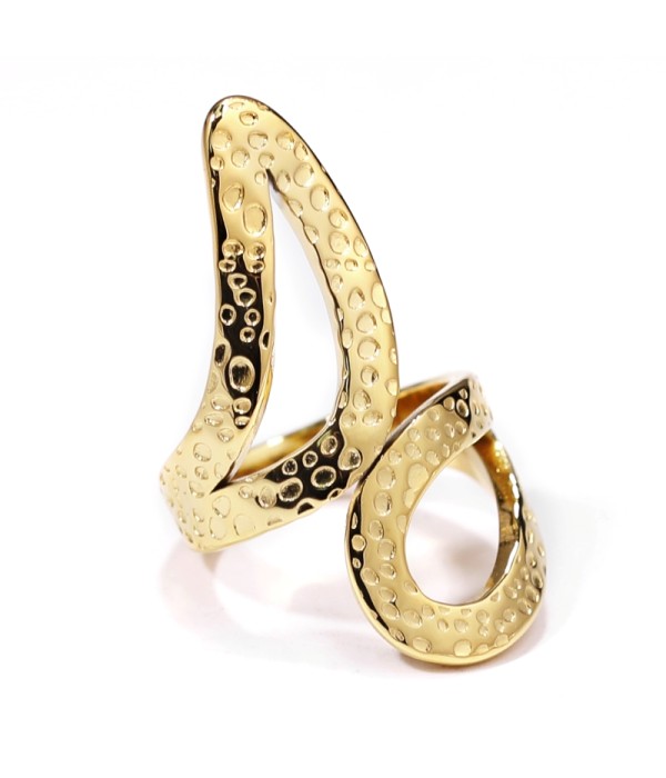 Anillo dorado en forma abstracta de líneas curvas