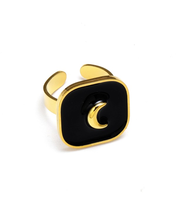 Anillos dorados con pieza de colores en centro