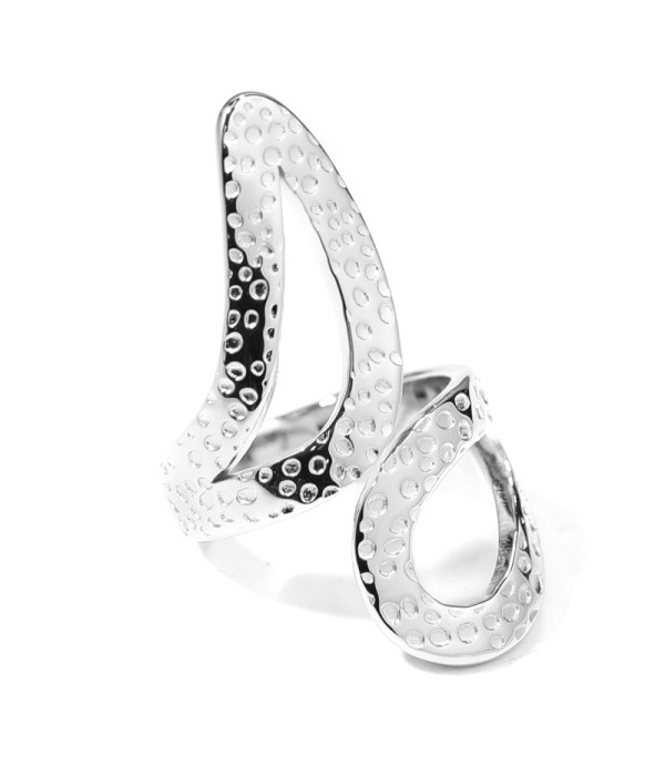 Anillo plateado en forma abstracta de líneas curvas