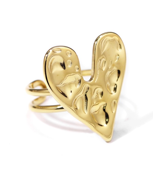 Anillo dorado con corazón martillado