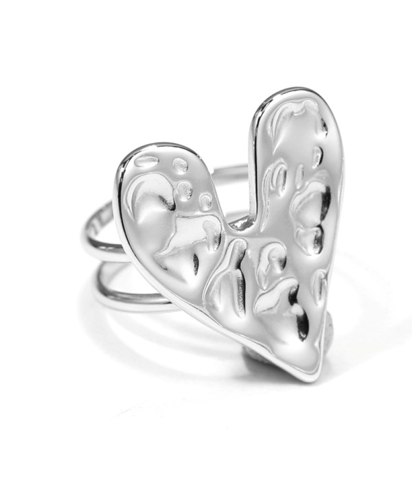 Anillo plateado con corazón martillado