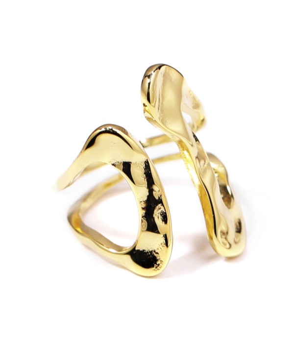 Anillo dorado en forma abstracta de líneas curvas