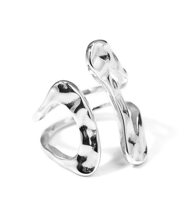 Anillo plateado en forma abstracta de líneas curvas