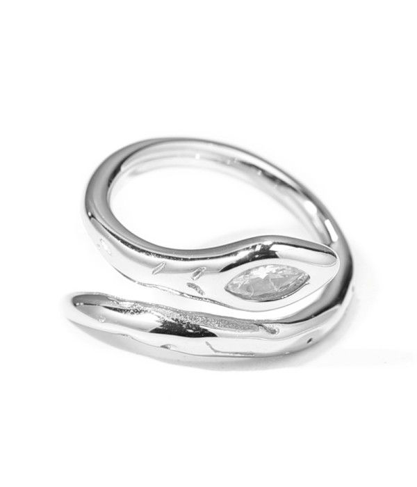 Anillo plateado en forma de serpiente