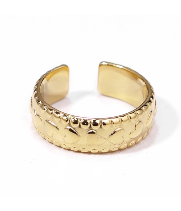 Anillo dorado texturizado de corazones