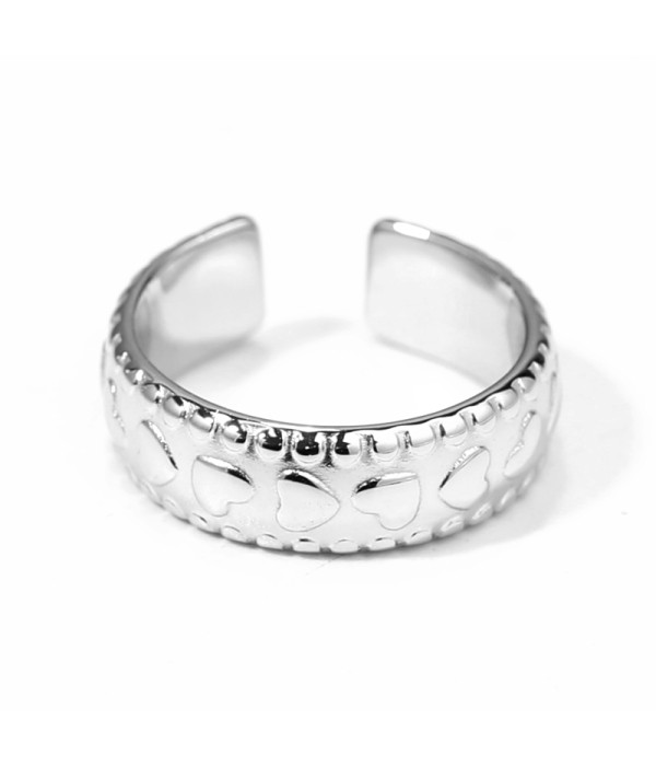 Anillo plateado texturizado de corazones