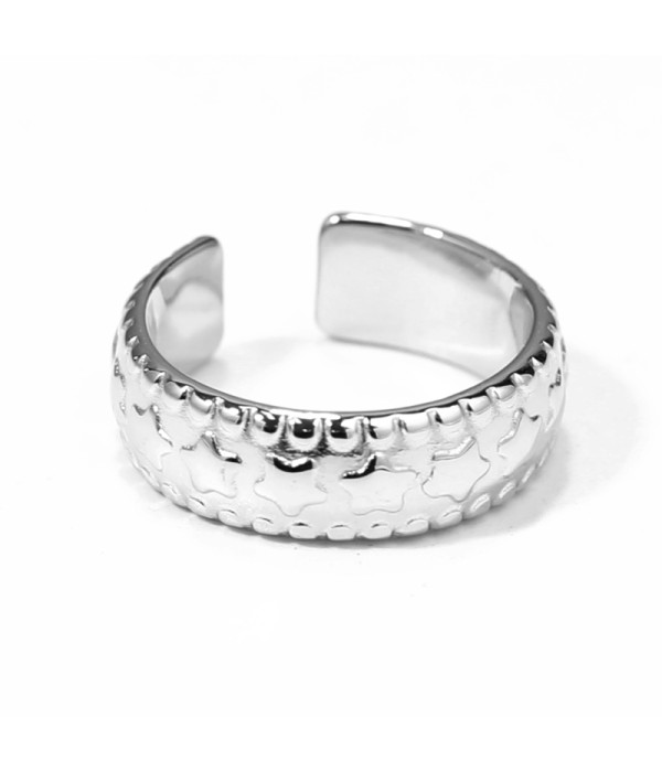 Anillo plateado texturizado de estrellas