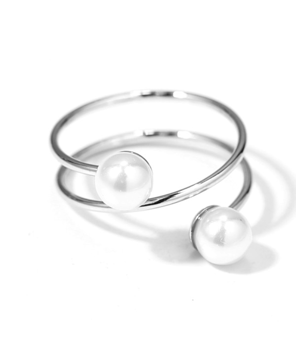 Anillo plateado en espiral con perla