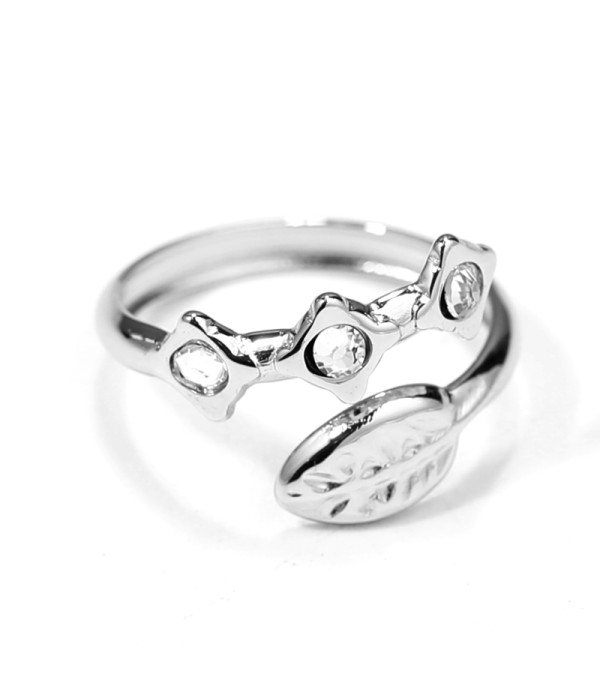 Anillo plateado con hojas y circonitas