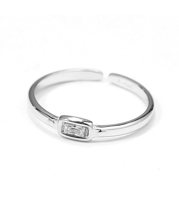 Anillo plateado con circonitas