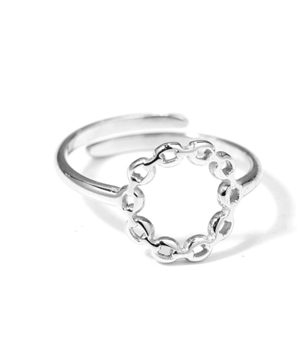 Anillo plateado con cadena en círculo