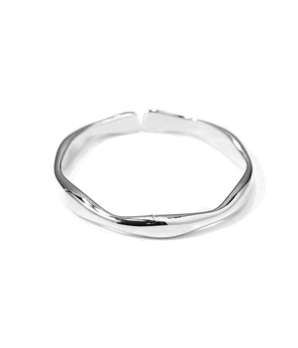Anillo plateado liso ondulado