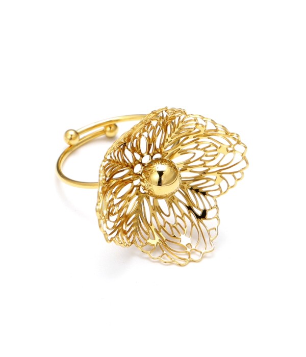 Anillo dorado con flor hueco