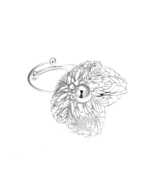 Anillo plateado con flor hueco