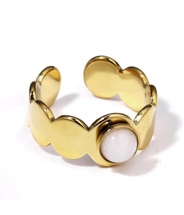 Anillo dorado con piedra