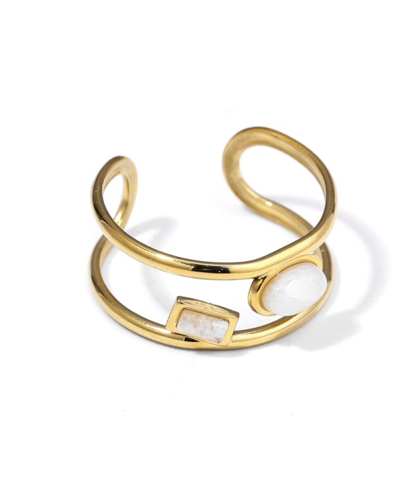 Anillo dorado con piedras