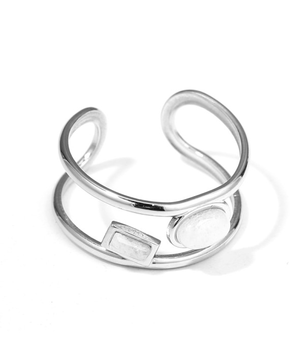 Anillo plateado con piedras