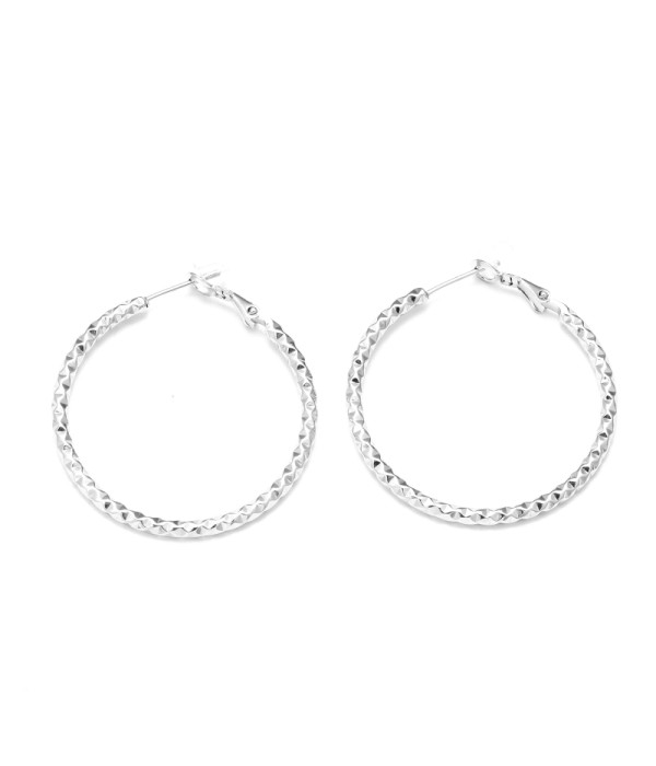 Pendientes de aro plateados grandes con textura geométrica