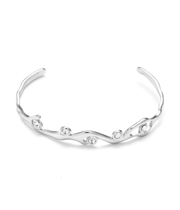 Pulsera rígida plateada con líneas onduladas