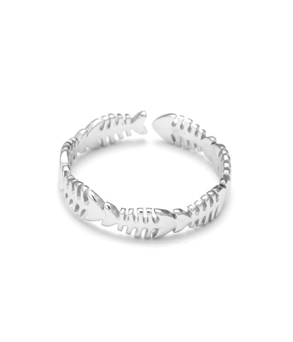 Anillo abierto plateado compuesto por huesos de pescado
