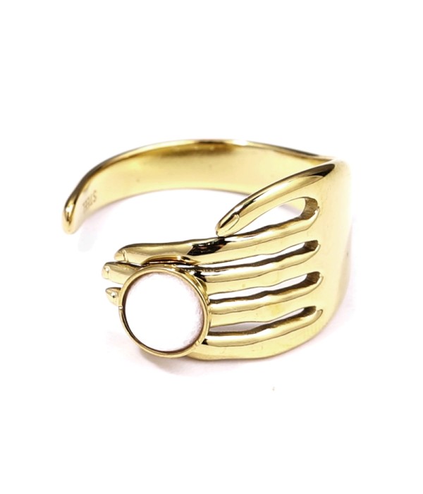 Anillo dorado con piedra