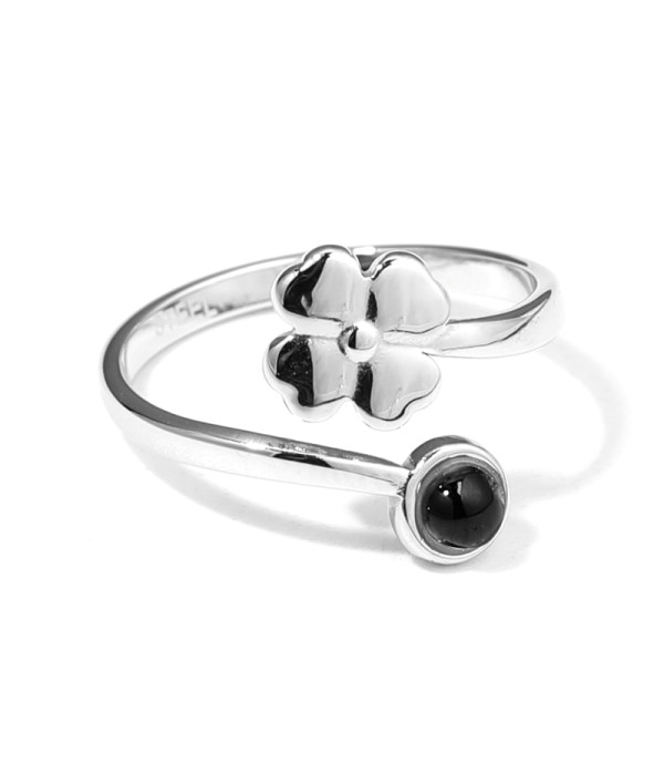 Anillo plateado con piedra