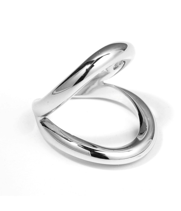 Anillo plateado curvado