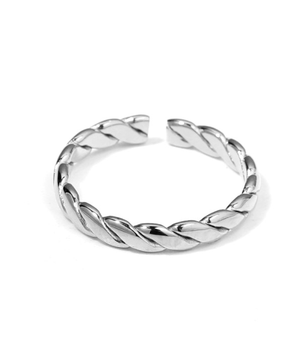 Anillo plateado con aro trenzado