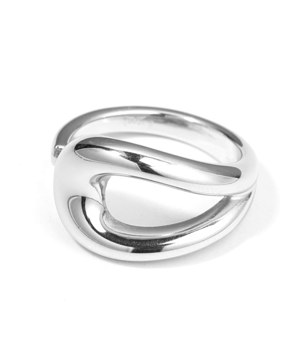 Anillo plateado curvado