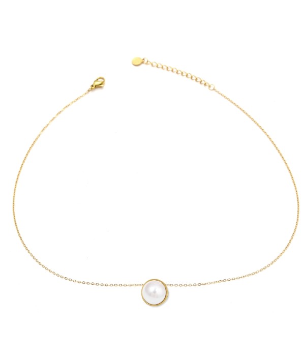 Collar dorado con colgante de perla