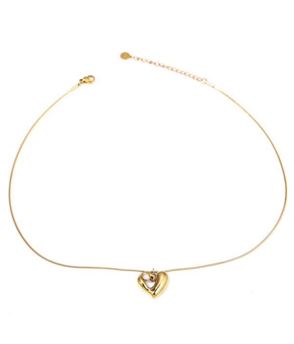 Collar dorado con colgante de corazón