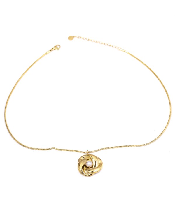 Collar dorado con colgante de bucle de Moebius