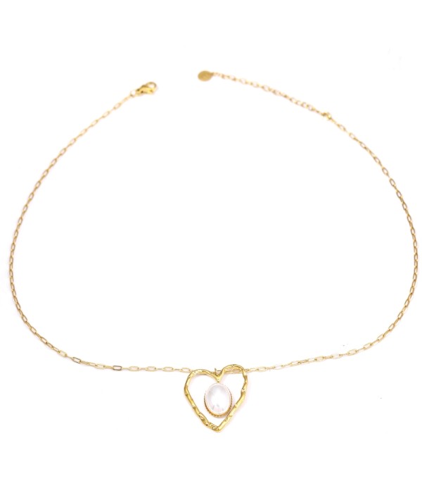 Collar dorado con colgante de corazón