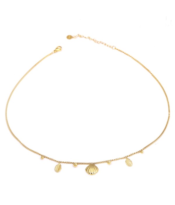 Collar dorado con colgantes de formas