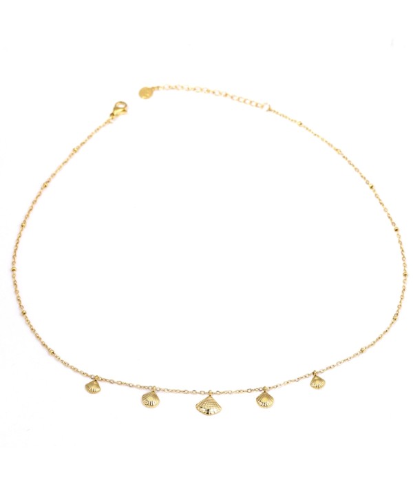 Collar dorado con colgantes de vieiras