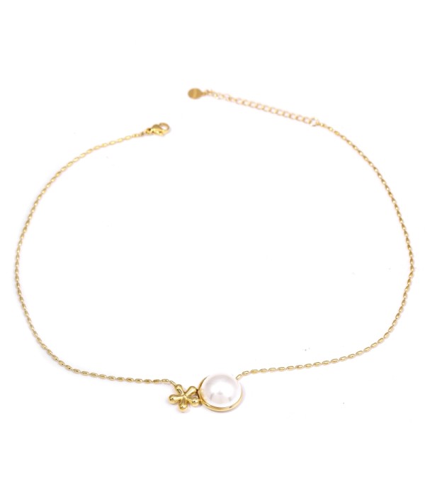 Collar dorado con colgante de perla