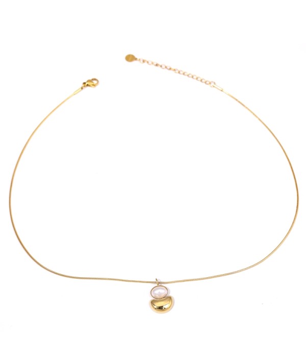 Collar dorado con colgante de perla