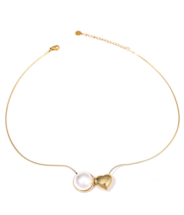 Collar dorado con colgante de perla