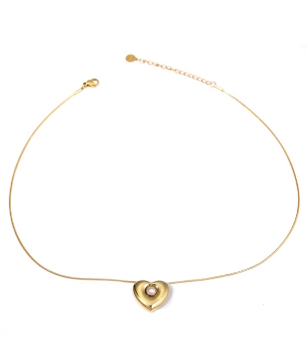 Collar dorado con colgante de corazón